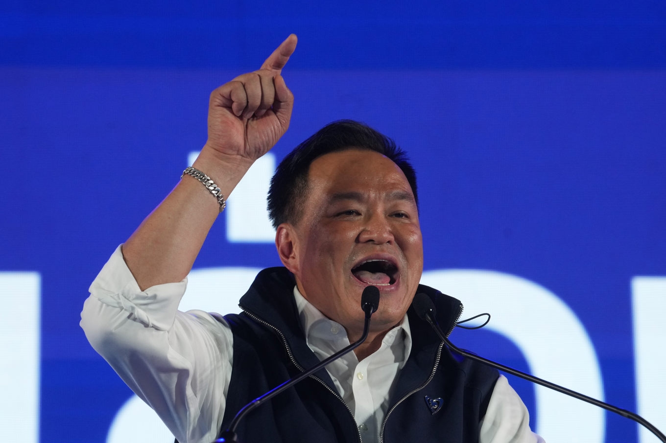 Thailands premiärminister Anutin Charnvirakul lovar att skärpa vapenlagarna efter fredagens skolskjutning. Foto: Sakchai Lalit /AP/TT