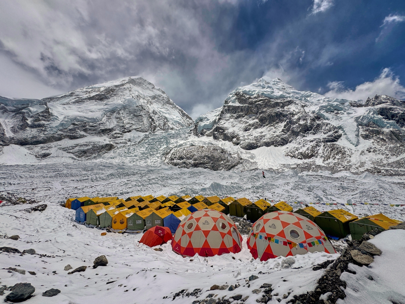 Tält vid baslägret på den nepalesiska sidan av Mount Everests topp. Arkivbild. Foto: Pasang Rinzee Sherpa /AP/TT