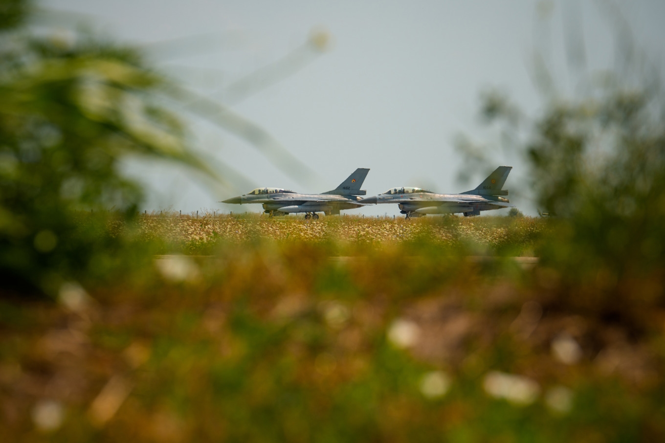 Ett rumänskt stridsplan i beredskap att övervaka luftrummet av oro för drönare som flyger över gränsen på grund av Ukrainakriget. Bilden är tagen i fredags. Foto: Vadim Ghirda/AP/TT