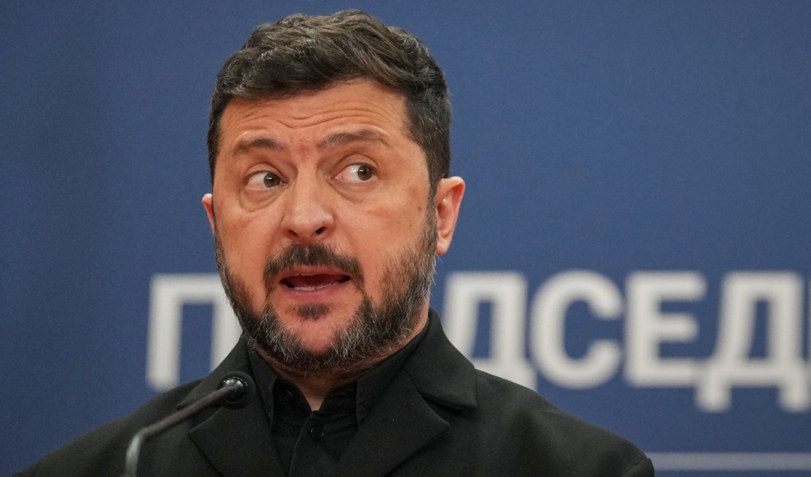 Ukrainas president Volodymyr Zelenskyj efterlyser med skydd från resten av världen efter en dödlig attack mot civila mål i Kiev. Foto: Darko Vojinovic /AP/TT