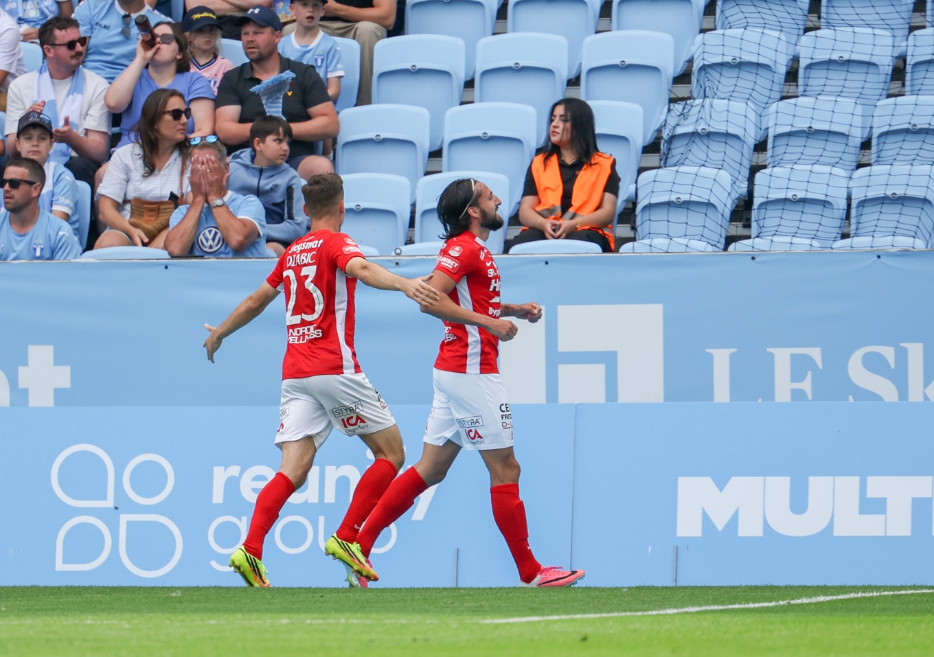Dijan Vukojevic, höger, firar ett av sina två mål mot Malmö FF. Foto: Anders Bjurö/TT