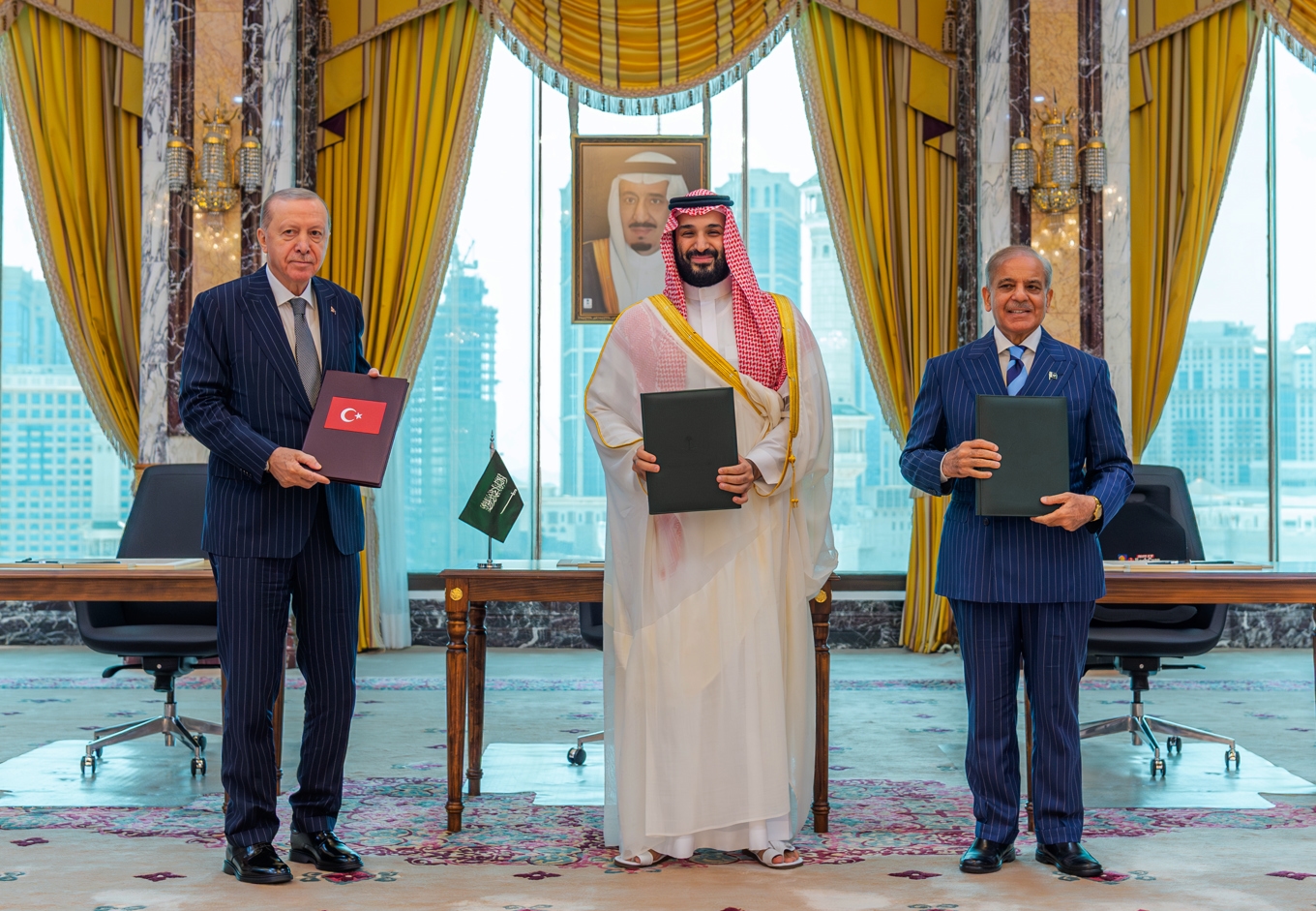 Från vänster syns Turkiets president, Recep Tayyip Erdogan, Saudiarabiens kronprins Mohammed bin Salman och Pakistans premiärminister Shehbaz Sharif när de skrev under försvarssamarbetet i Mecca i Saudiarabien i fredags. Foto: Saudi Press Agency/AP/TT