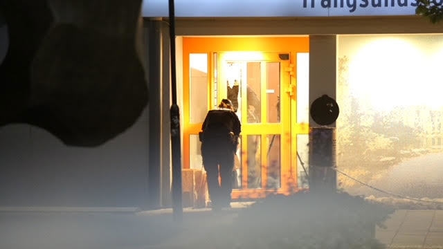 En skottlossning har inträffat i ett flerfamiljshus i Trångsund i Huddinge kommun, söder om Stockholm. Foto: Stockholm Blåljus/TT