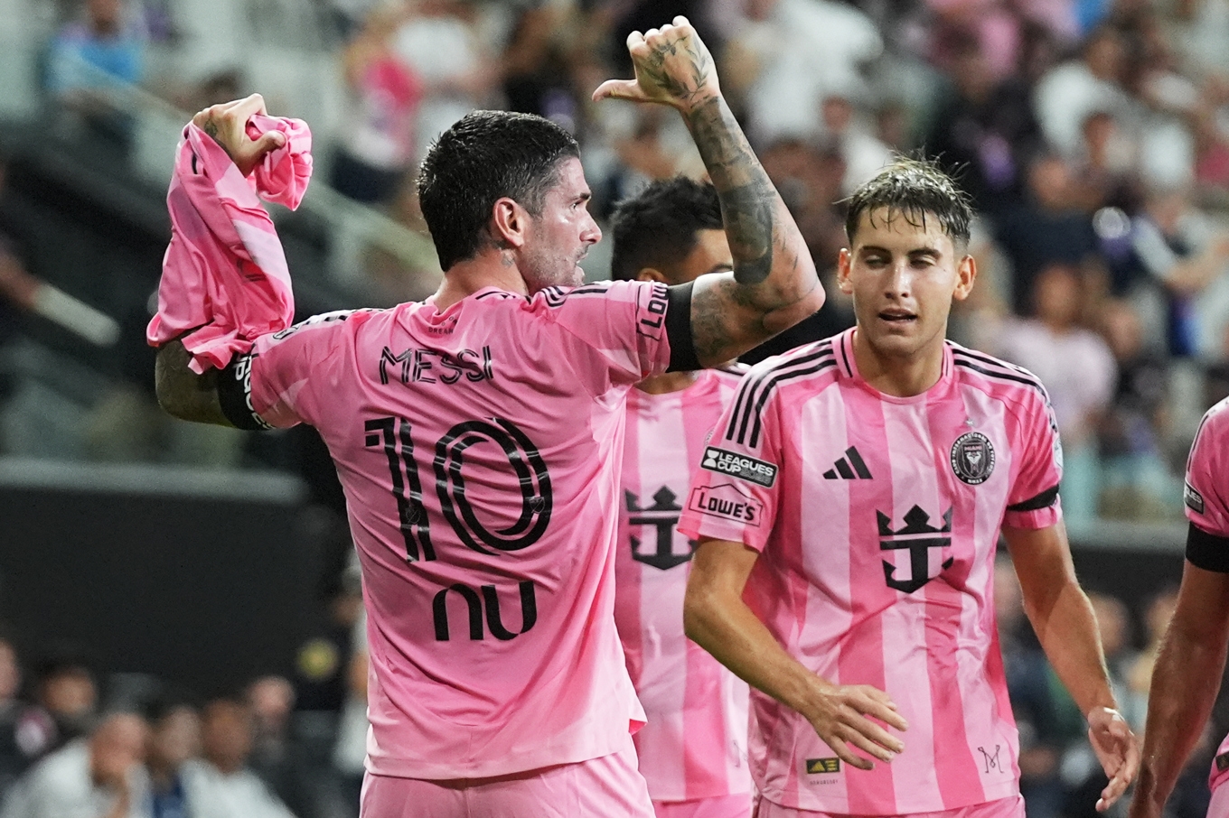 Rodrigo de Paul hyllade lagkamraten Lionel Messi efter hans pappas död. Foto: Lynne Sladky /AP/TT