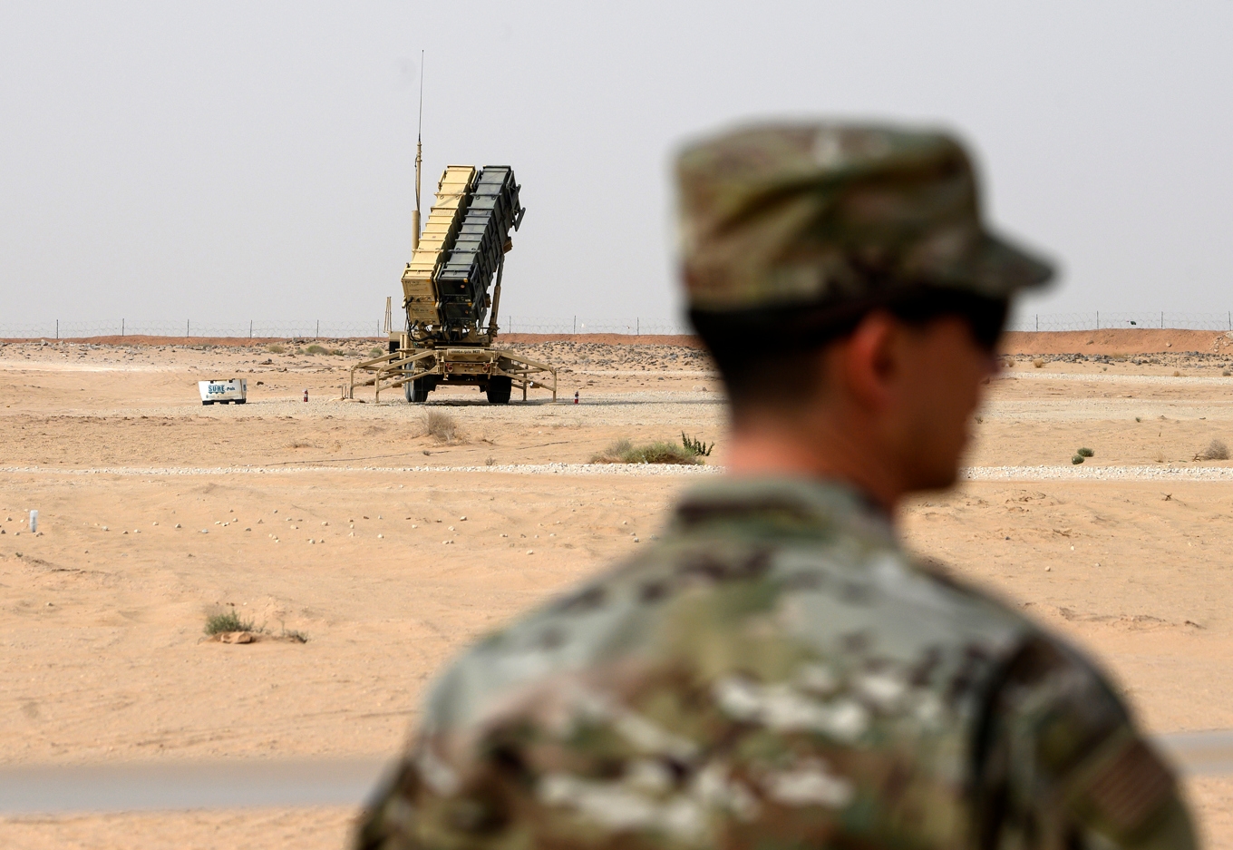 En amerikansk soldat i närheten av ett amerikanskt Patriot-batteri vid en militärbas i Saudiarabien. Arkivbild. Foto: Andrew Caballero-Reynolds/Pool via AP