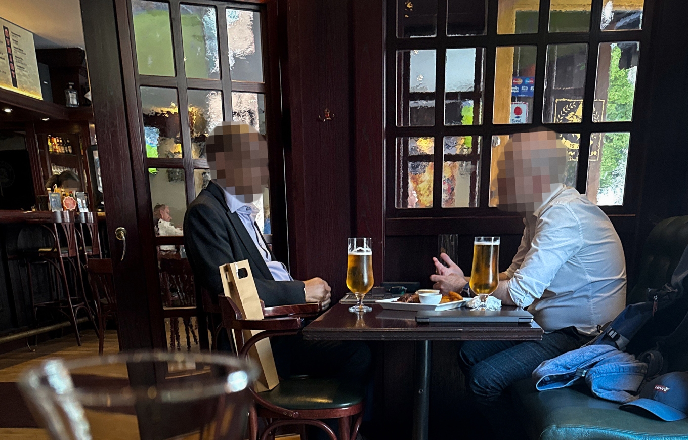 Säpo kunde i detalj följa operationen ”under en längre tid". Till vänster agenten och till höger underrättelseofficeren från ryska SVR. Foto: Säpo