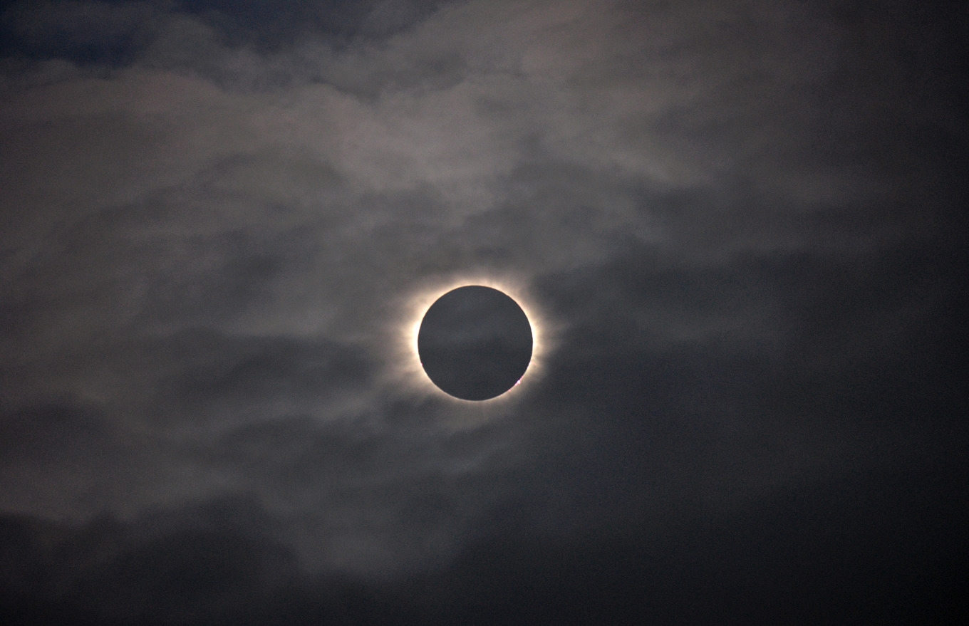 Vid en total solförmörkelse täcks hela solskivan av månen. Bild från en sådan på Färöarna 2015. Foto: Eric Adams/AP/TT