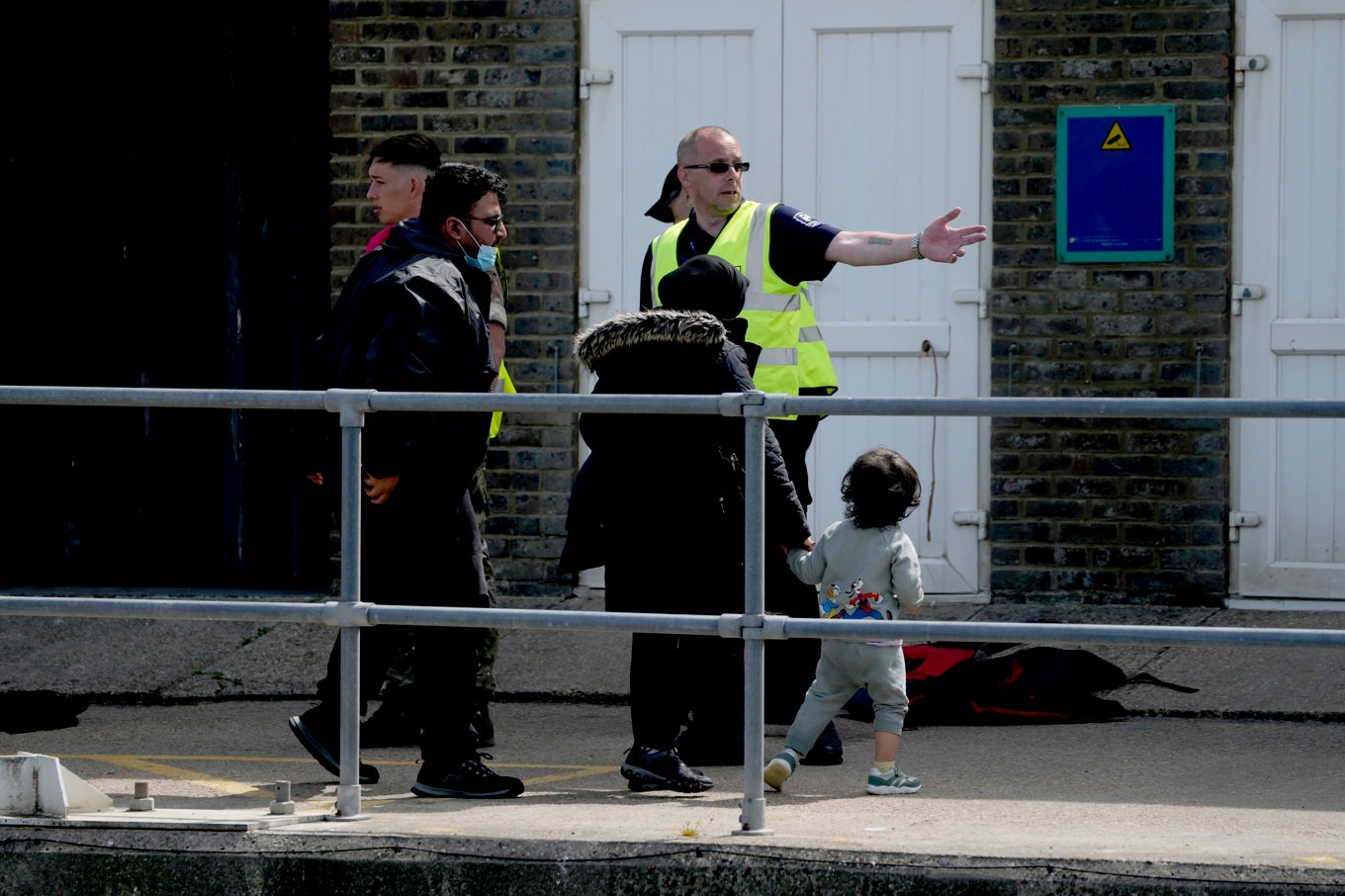 Asylsökande och andra migranter fortsätter att söka sig till Storbritannien. Arkivbild från Dover. Foto: Matt Dunham/AP/TT