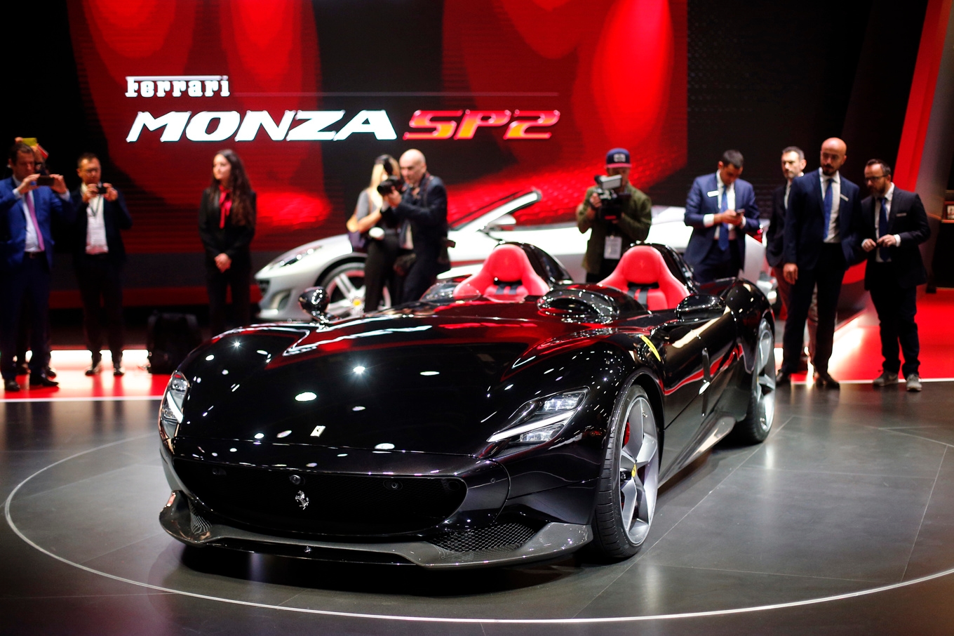 Ett exemplar av Ferrari Monza SP2 på bilmässan i Paris 2018. Foto: Thibault Camus/AP/TT
