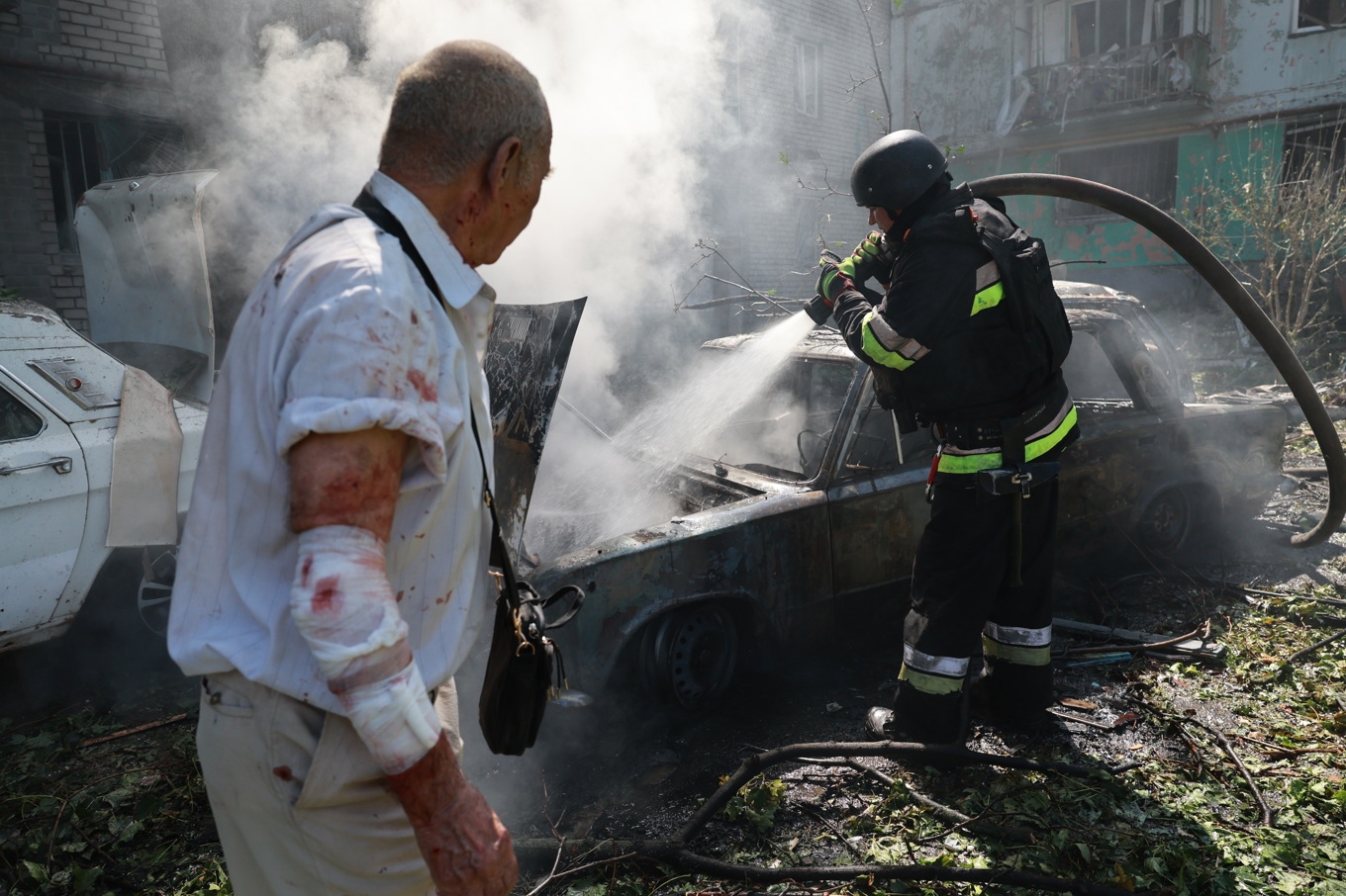 Brandbekämpning efter anfall i Zaporizjzja. Bilden är från i måndags. Foto: Kateryna Klotjko/AP/TT