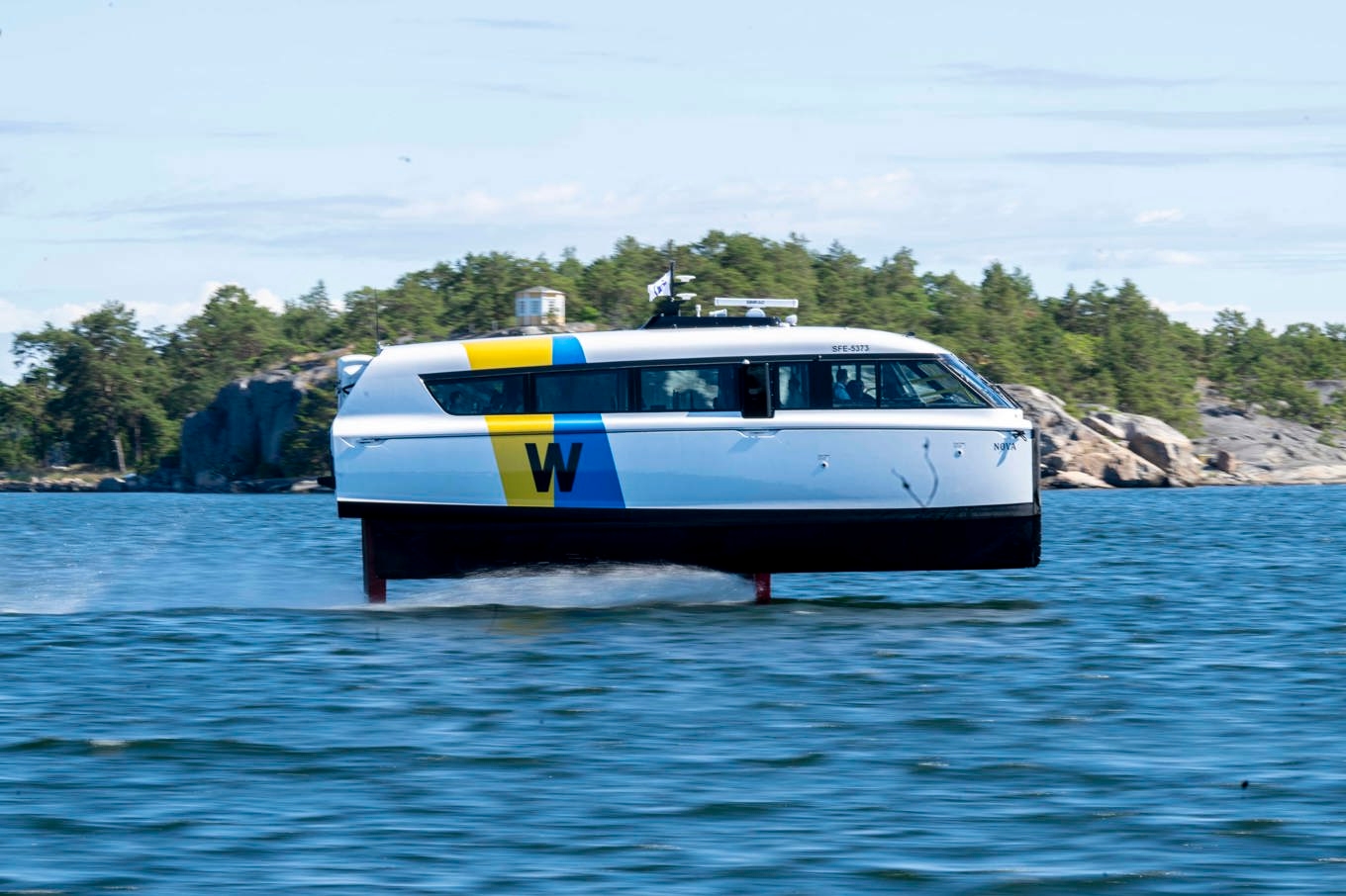 Candelas elbåt Nova är del i ett forskningsprojekt som testar snabbladdning. Ett vingliknande bärplan under skrovet lyfter båten ur vattnet när den kör. Pressbild. Foto: Candela