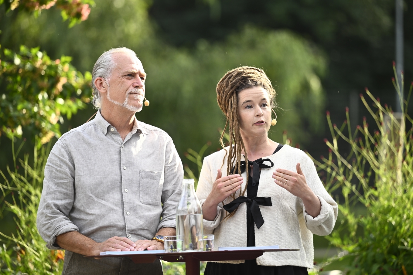 Miljöpartiets språkrör Daniel Helldén och Amanda Lind håller sommartal i Stockholm. Foto: Fredrik Sandberg/TT