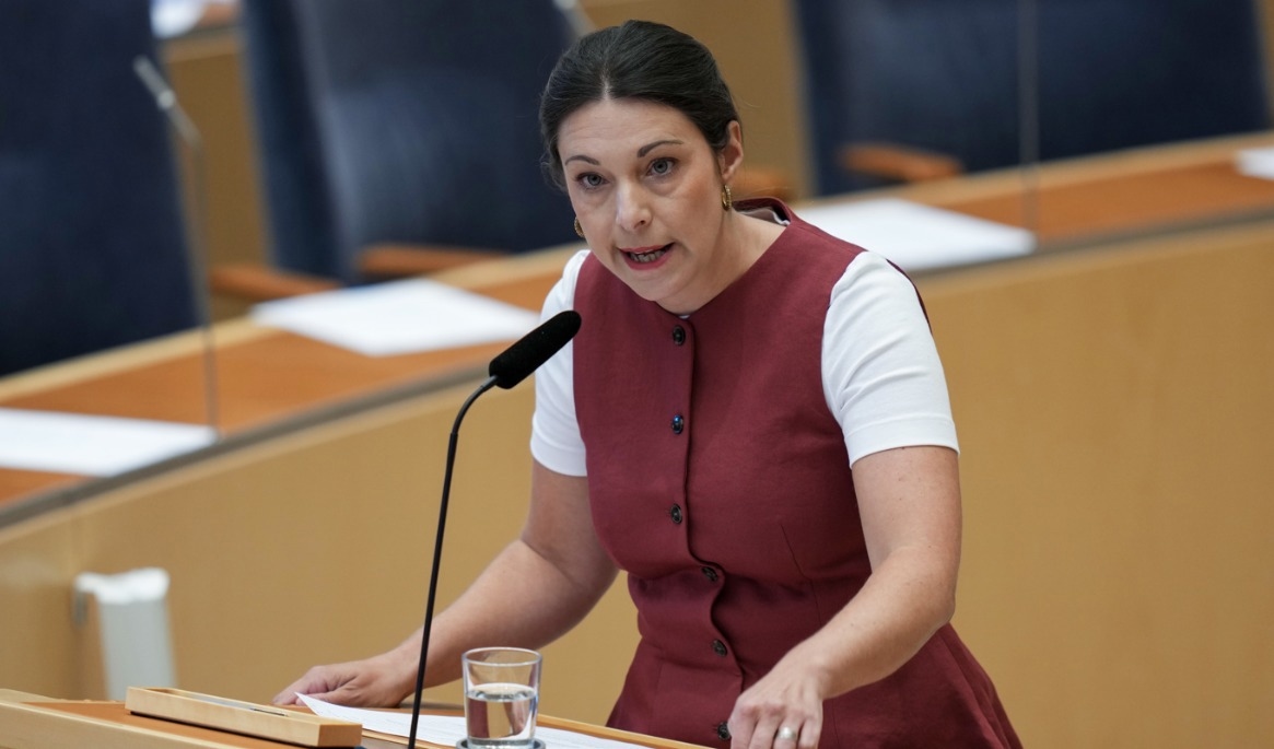 Socialdemokraternas rättspolitiska talesperson Teresa Carvalho debatterar ett nytt straffrättsligt påföljdssystem, när riksdagen extrainkallats för att antal omröstningar. Foto: Magnus Lejhall/TT