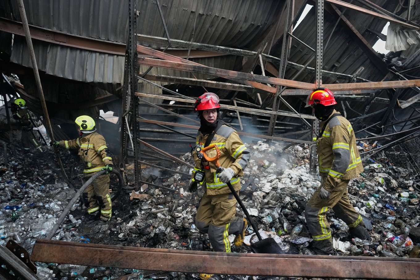 Brandmän efter en rysk robotattack mot Kiev den 5 augusti. Foto: Efrem Lukatsky/AP/TT