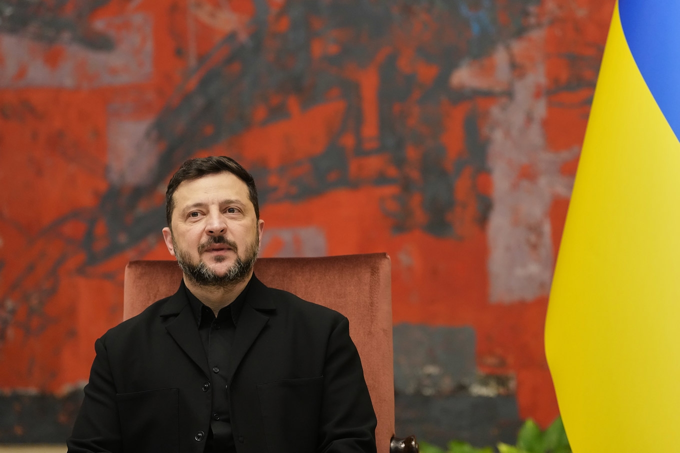 President Volodymyr Zelenskyj vill ha fler Patriot-robotar. Bild från förra veckan. Foto: Darko Vojinovic/AP/TT