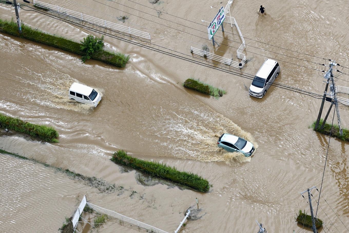 Översvämmade vägar i Chibaregionen i östra Japan. Foto: Kota Endo/AP/TT