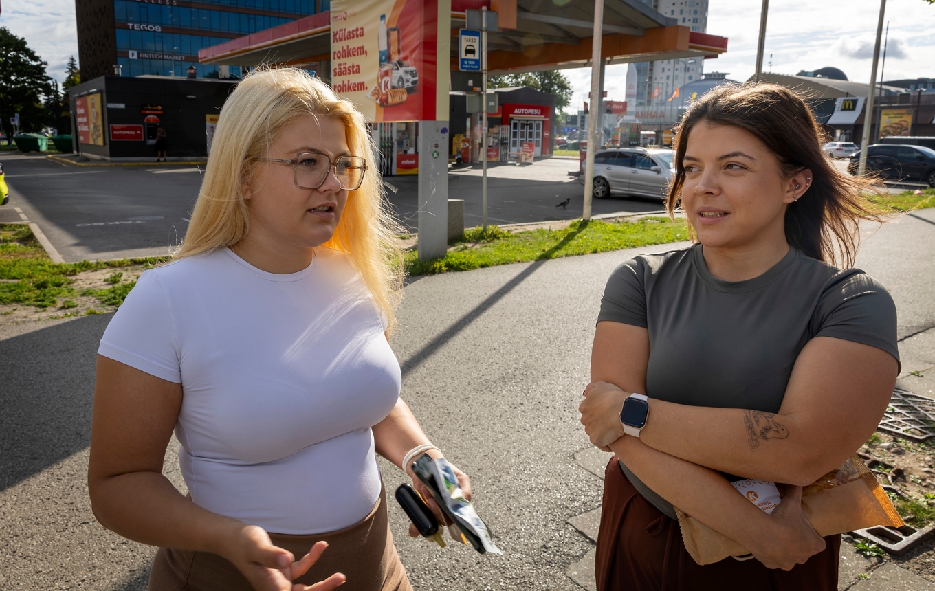 Kristiina, till vänster, och Liis har lite olika syn på att svenska interner ska placeras i fängelset i Tartu. Foto: Magnus Grimstedt/TT