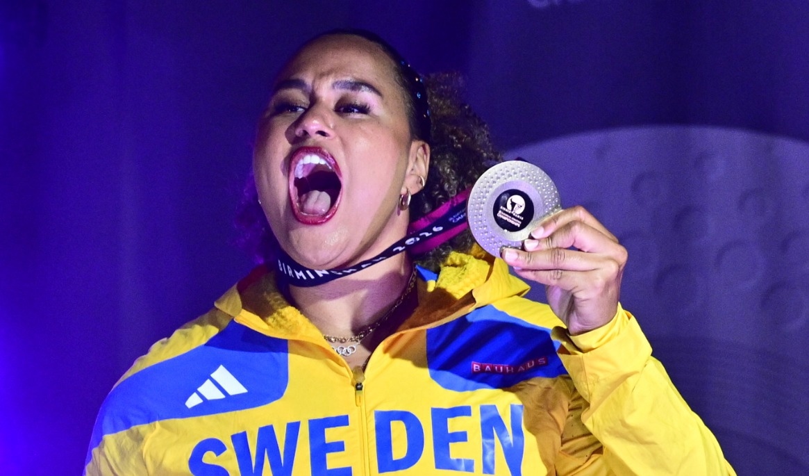 Vanessa Kamga skriker ut sin glädje med bronsmedaljen under friidrotts-EM i Birmingham. Foto: Jonas Ekströmer/TT