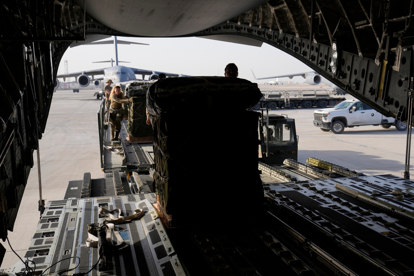 Ett amerikanskt plan lastas på flygbasen al-Udeid i Qatar. Arkivbild. Foto: Hussein Malla/AP/TT