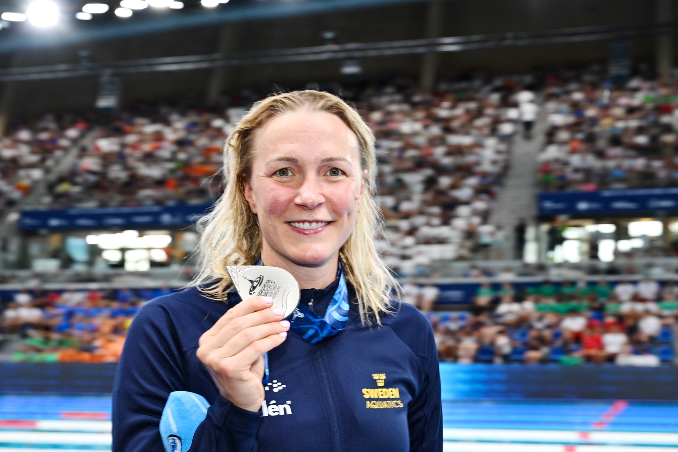 Sarah Sjöström visar upp sin silvermedalj på 50 meter fritt. Foto: Christine Olsson/TT