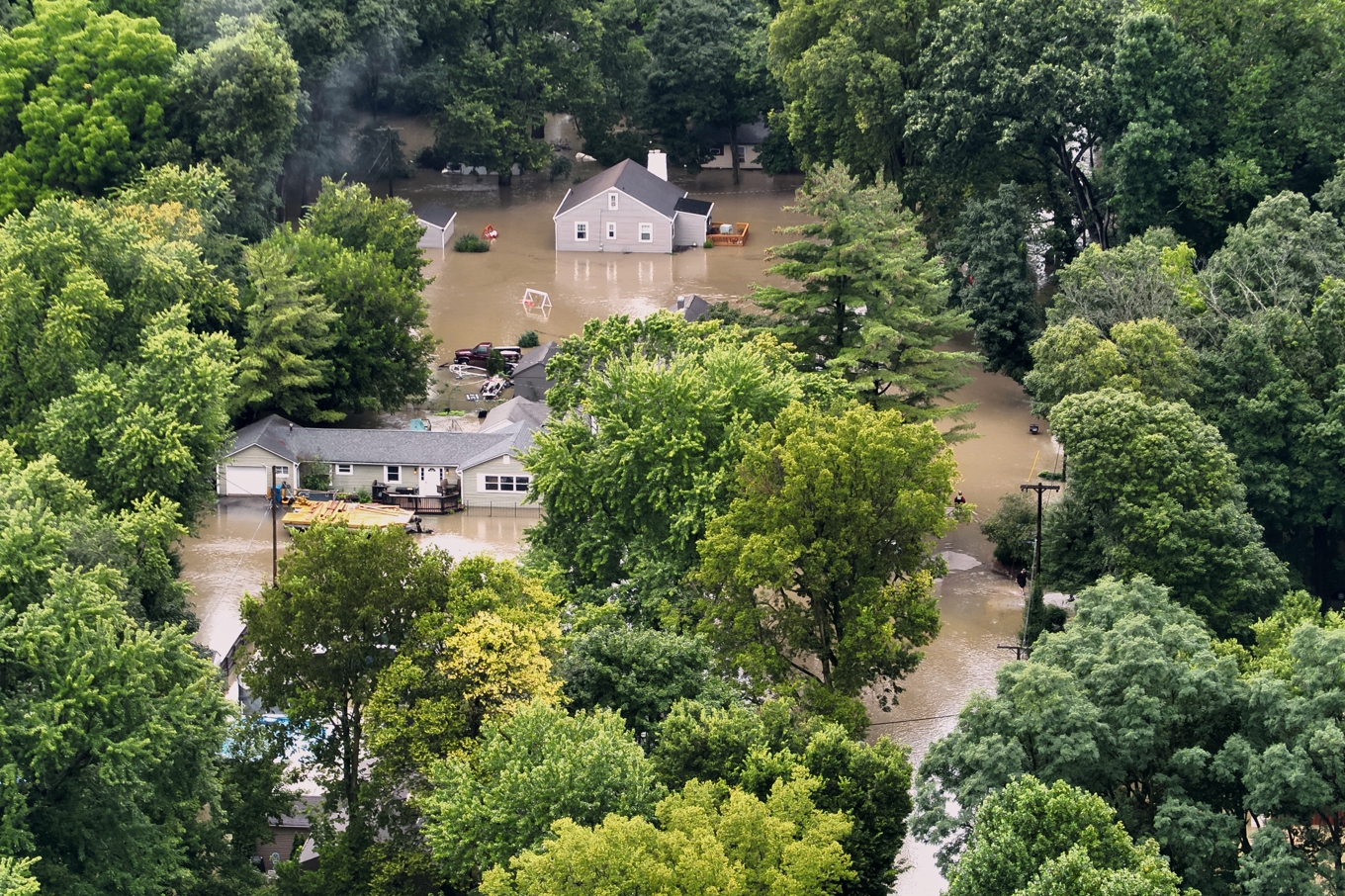Hus delvis under vatten i norra Indiana under lördagen. Foto: AP/TT