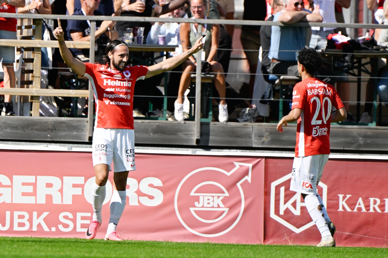 Degerfors Dijan Vukojevic firar 1–0-målet. Foto: Tommy Pedersen/TT/TT