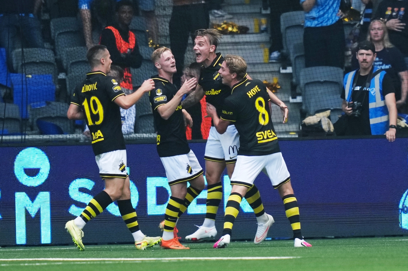 AIK:s Linus Carlstrand jublar efter sitt andra mål mot Djurgården tillsammans med lagkamrater. Foto: Magnus Lejhall/TT