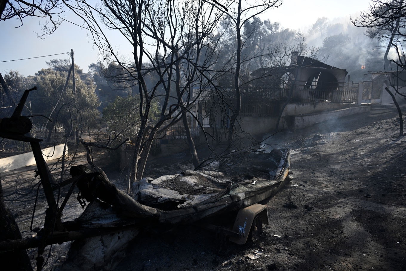 Rök stiger från en brand på ön Salamina utanför Aten på söndagen. Foto: Michael Varaklas/AP/TT