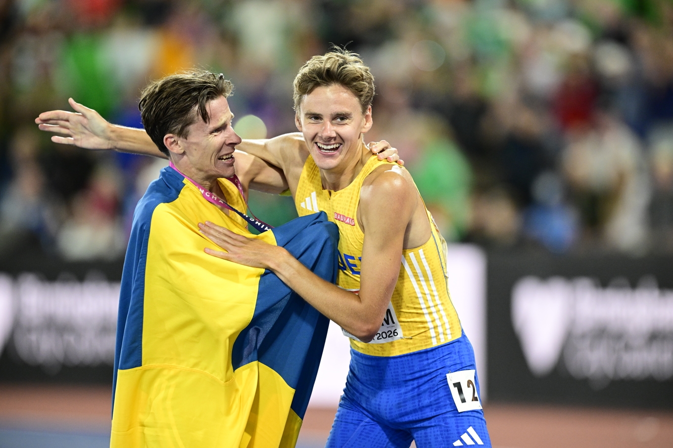 Andreas Almgren och Samuel Pihlström jublar efter sina medaljlopp under EM i Birmingham. Foto: Jonas Ekströmer/TT