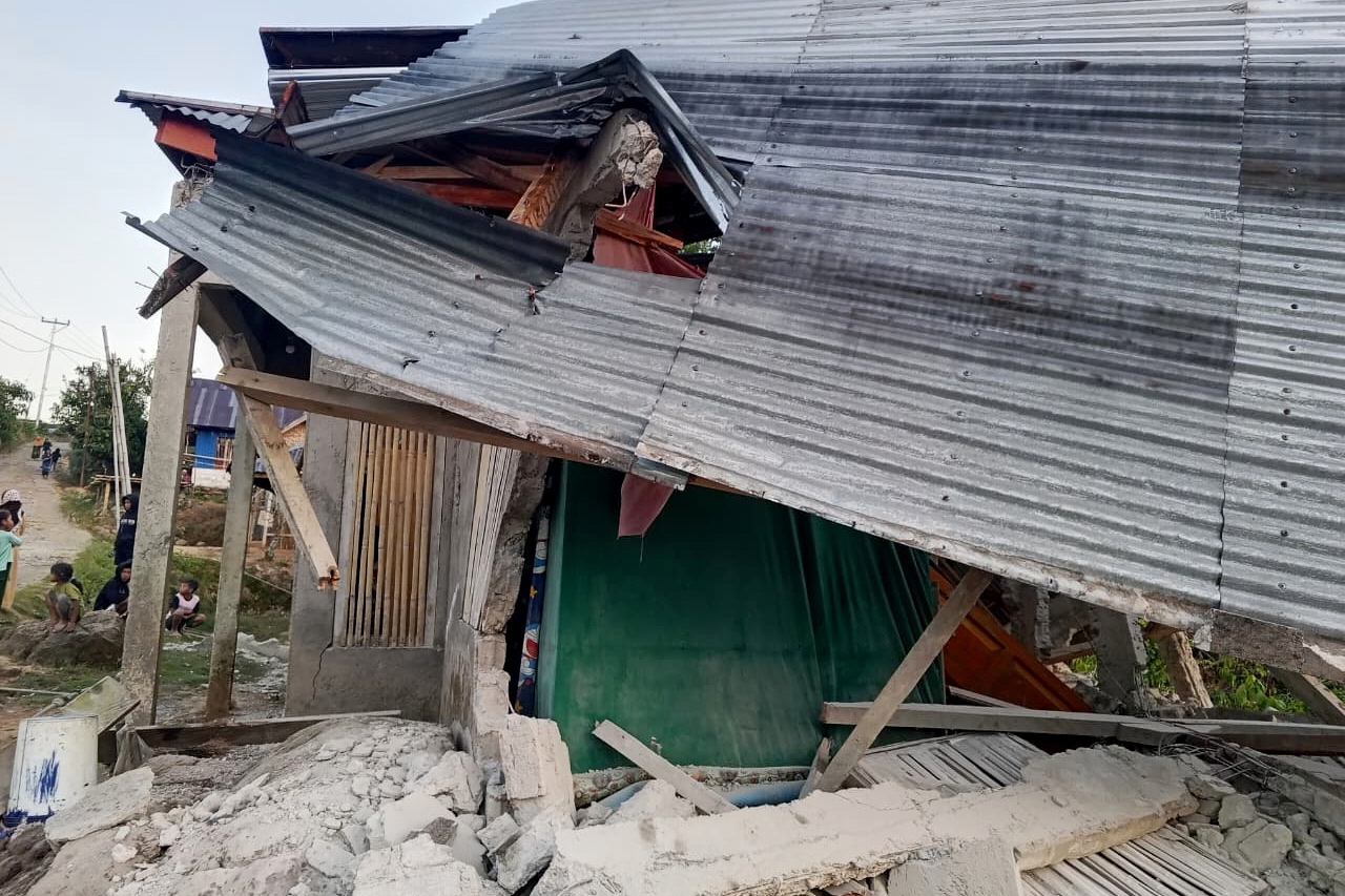 En skadad byggnad. Bild från i lördags. Foto: Kurniawan/AP/TT
