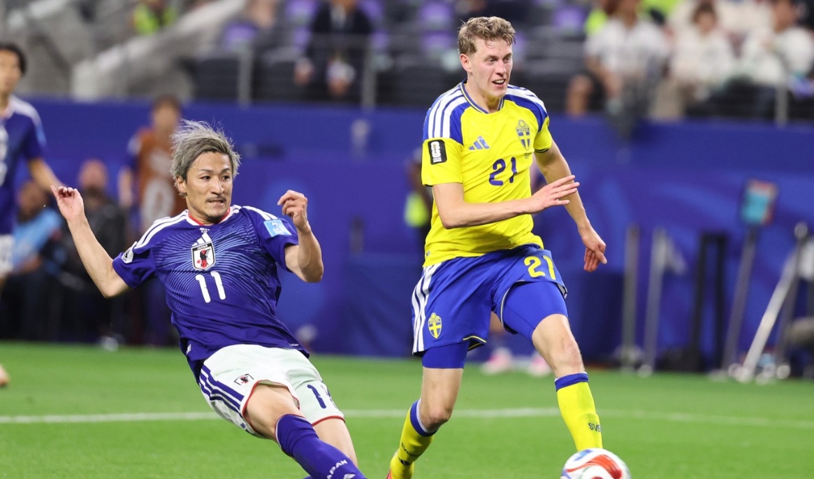 Alexander Bernhardsson i VM-matchen mot Japan i somras. Foto: Sam Hodde/AP/TT