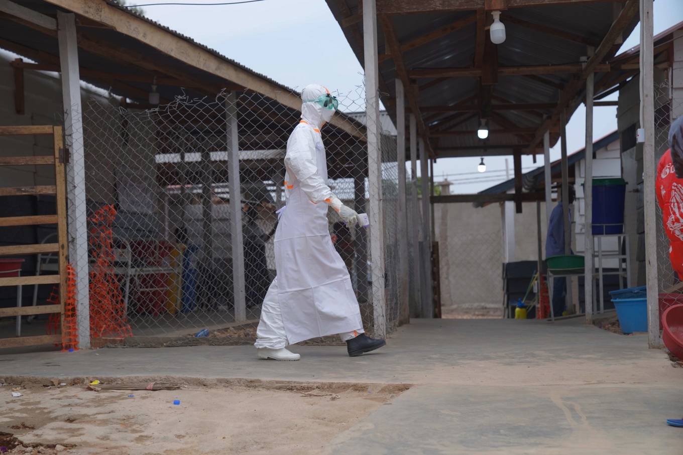 En person bär skyddsutrustning vid ett behandlingscenter för ebola i Kongo-Kinshasa. Bild från förra veckan. Foto: Dieudonne Dirole/AP/TT