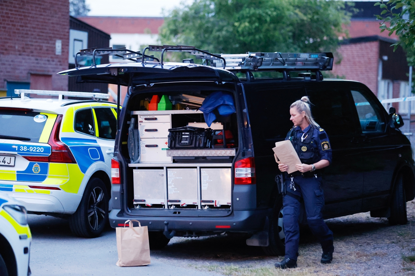 Polis på plats vid en skola i Ronna i Södertälje. Foto: Magnus Grimstedt/TT
