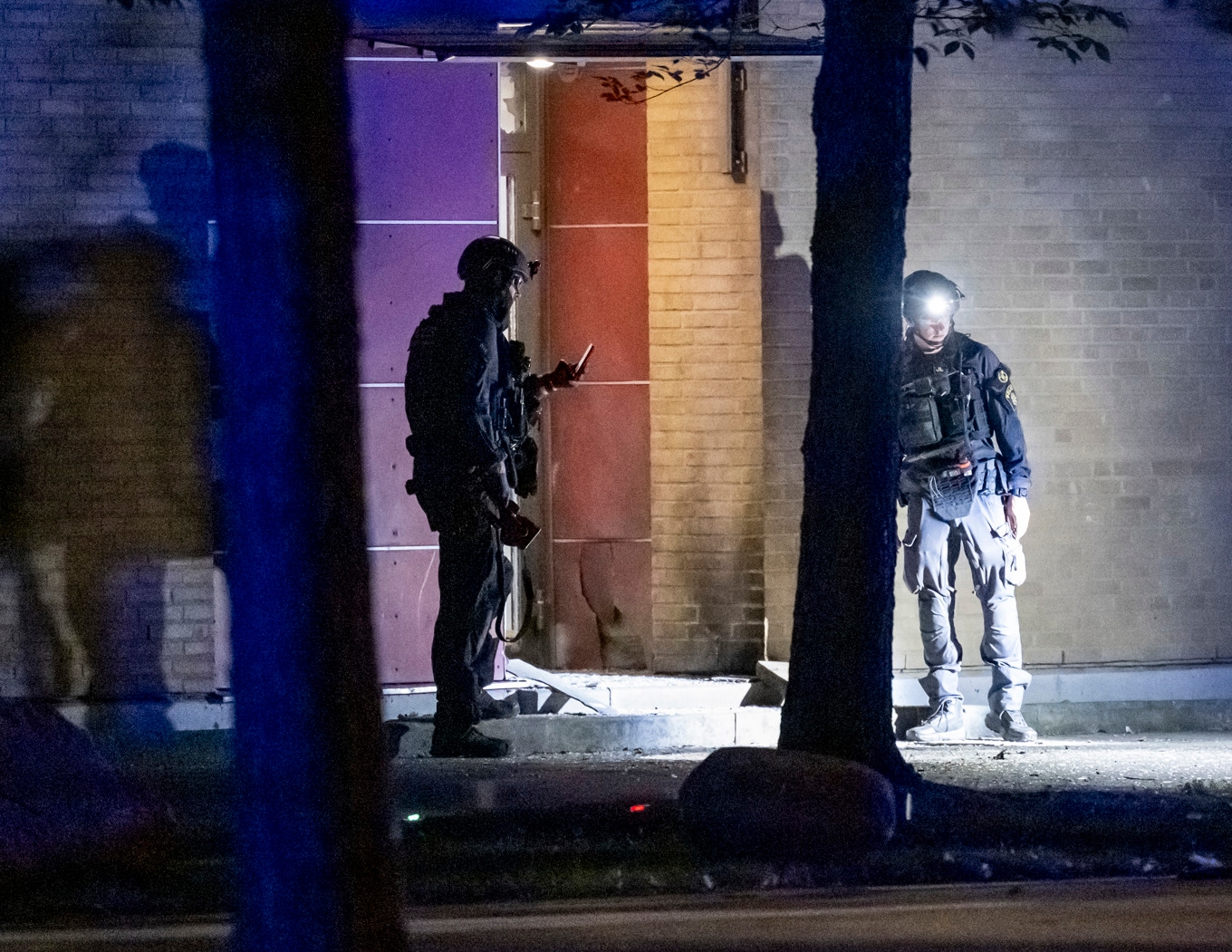 Bombtekniker är på plats efter en explosion vid en port i Bunkeflostrand i Malmö. Foto: Johan Nilsson/TT