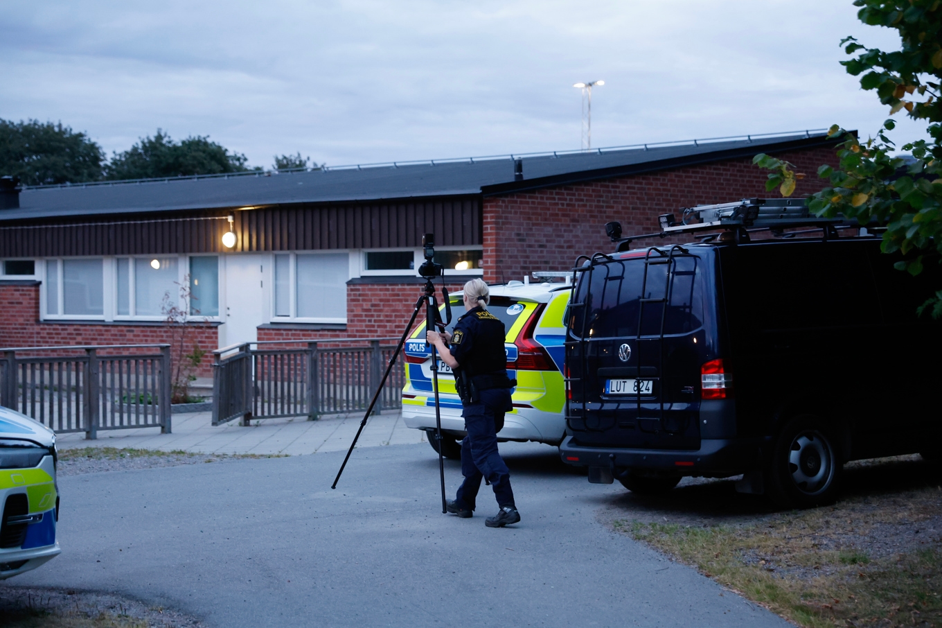 Polisens kriminaltekniker på plats vid skolan i Ronna i Södertälje efter att en person skjutits på måndagskvällen. Foto: Magnus Grimstedt/TT