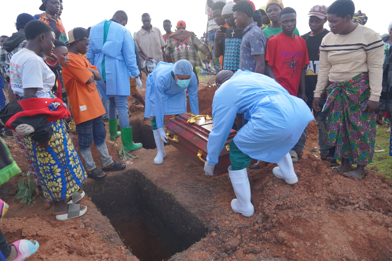 Treåriga Mave Mercienne jordfästs i en liten kista efter att ha avlidit i ebola. Bild tagen i den kongolesiska provinsen Ituri i tisdags. Foto: Dieudonne Dirole/AP/TT