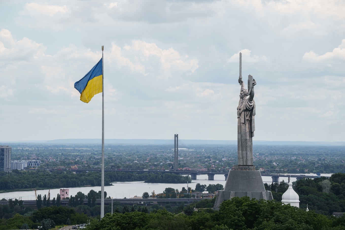 Vy över Ukrainas huvudstad Kiev. Bild från i juni. Foto: Evgeniy Maloletka/AP/TT