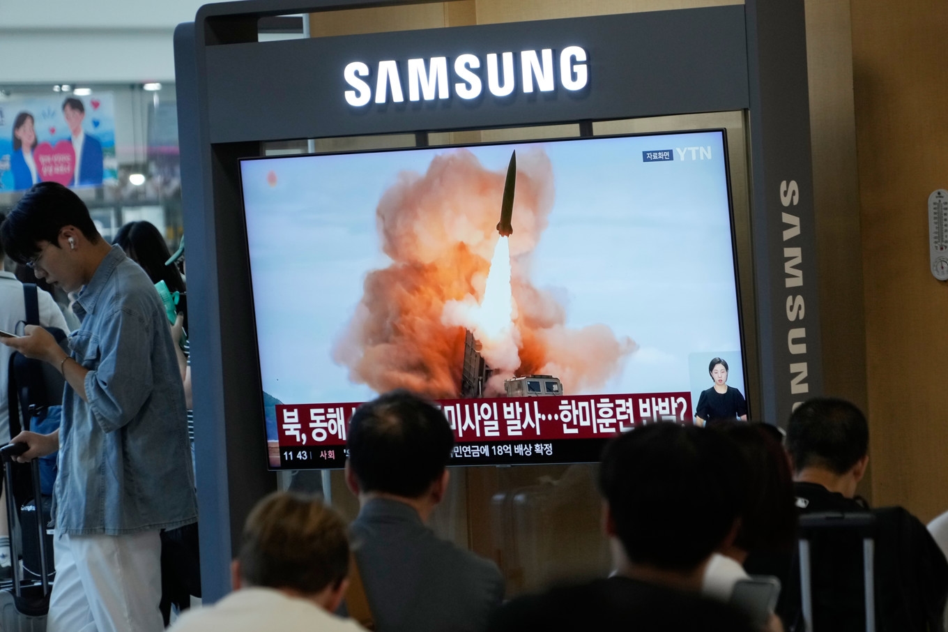 En tv-bild av en nordkoreansk robotuppskjutning tidigare i augusti. Bild från järnvägsstationen i Sydkoreas huvudstad Seoul. Foto: Ahn Young-Joon/AP/TT