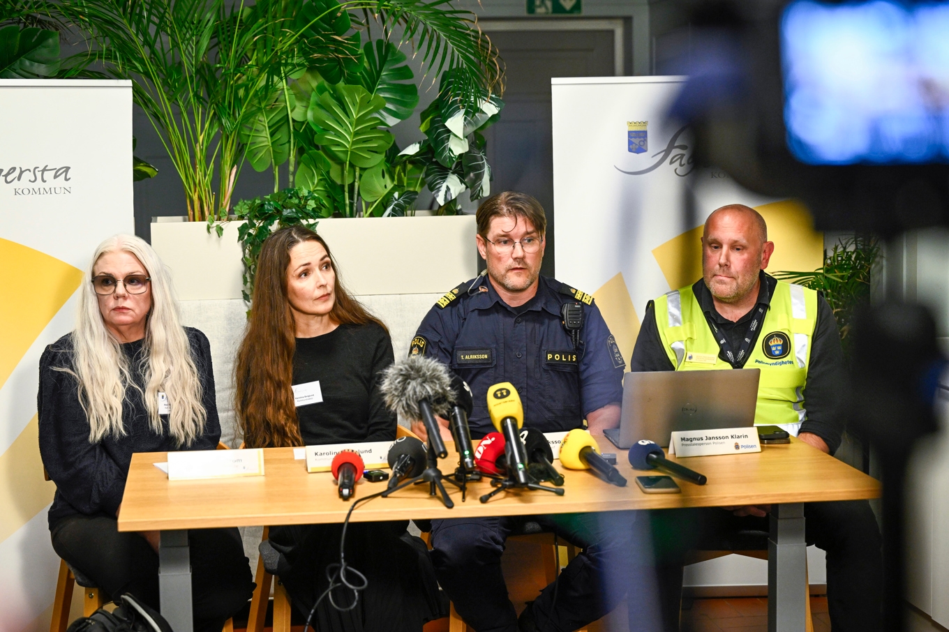 Kommunstyrelsens ordförande Åsa-Märta Sjöström, kommundirektör Karolina Berglund, lokalområdeschef Tommy Alriksson och polisens presstalesperson Magnus Jansson Klarin under en pressträff med anledning av skoldådet mot Brinellskolan. Foto: Fredrik Sandberg/TT