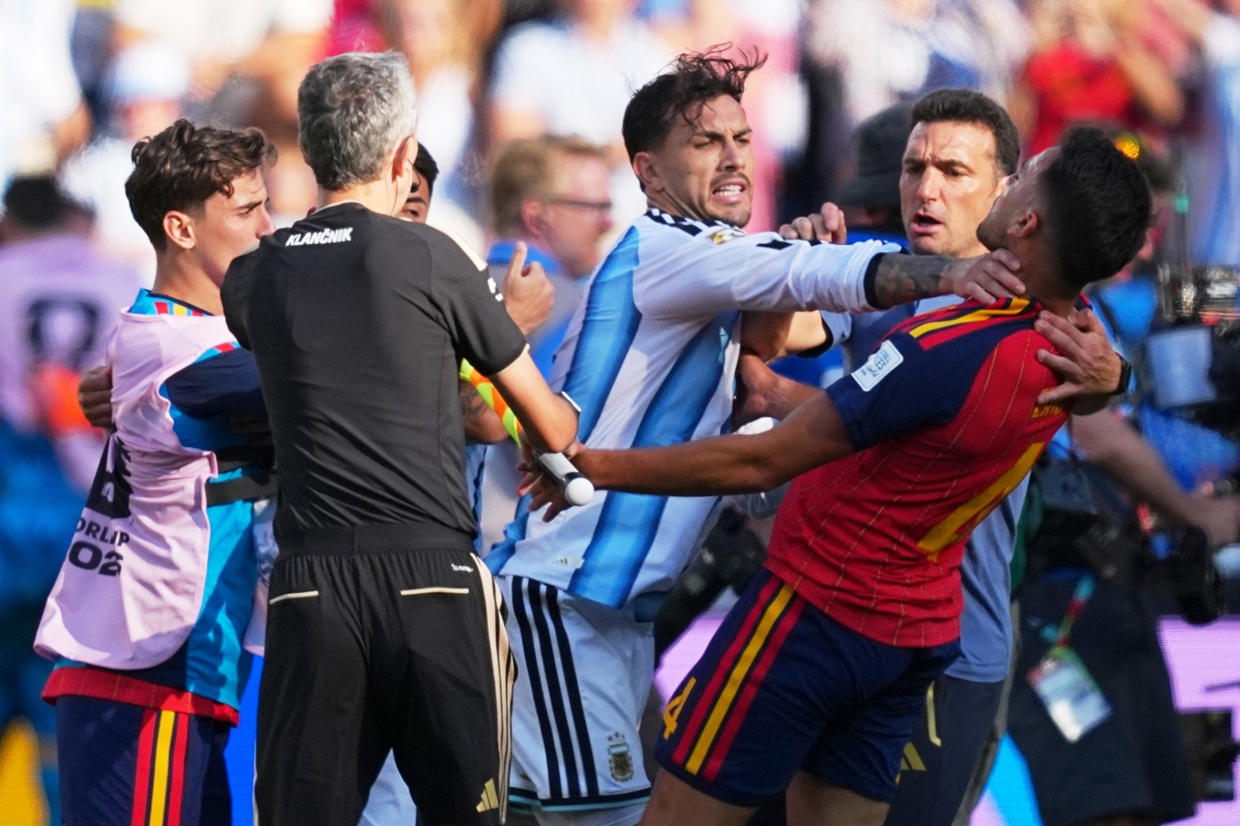 Argentinas Leandro Paredes tog struptag på Spaniens Eric Garcia. Arkivbild. Foto: Julio Cortez/AP/TT