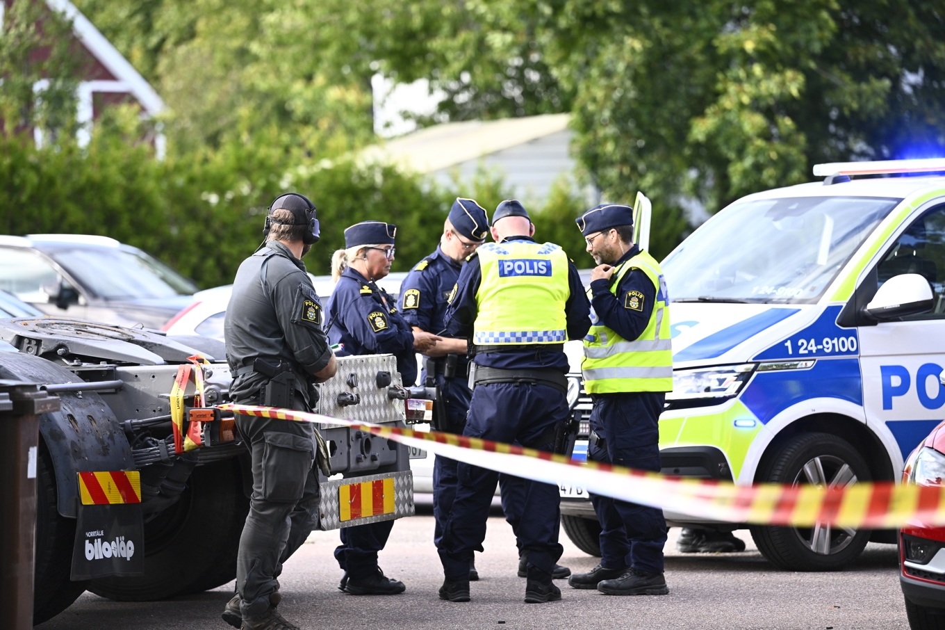 En stor polisinsats sattes in i samband med dådet. Avspärrningarna runt skolan är kvar även på lördagsmorgonen. Foto: Fredrik Sandberg/TT