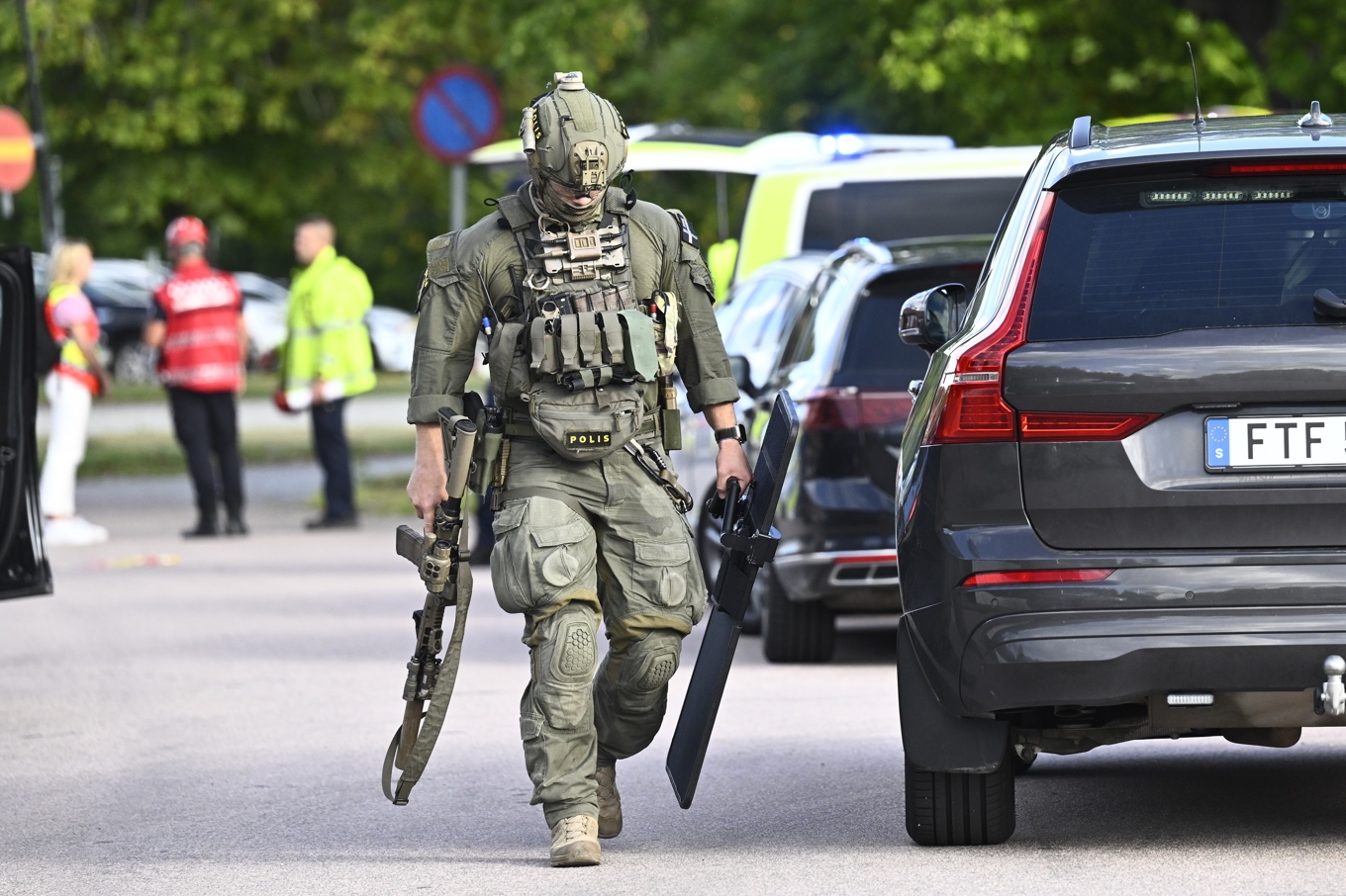 Polisens insatsstyrka på plats efter skolattacken i Fagersta. Foto: Fredrik Sandberg/TT