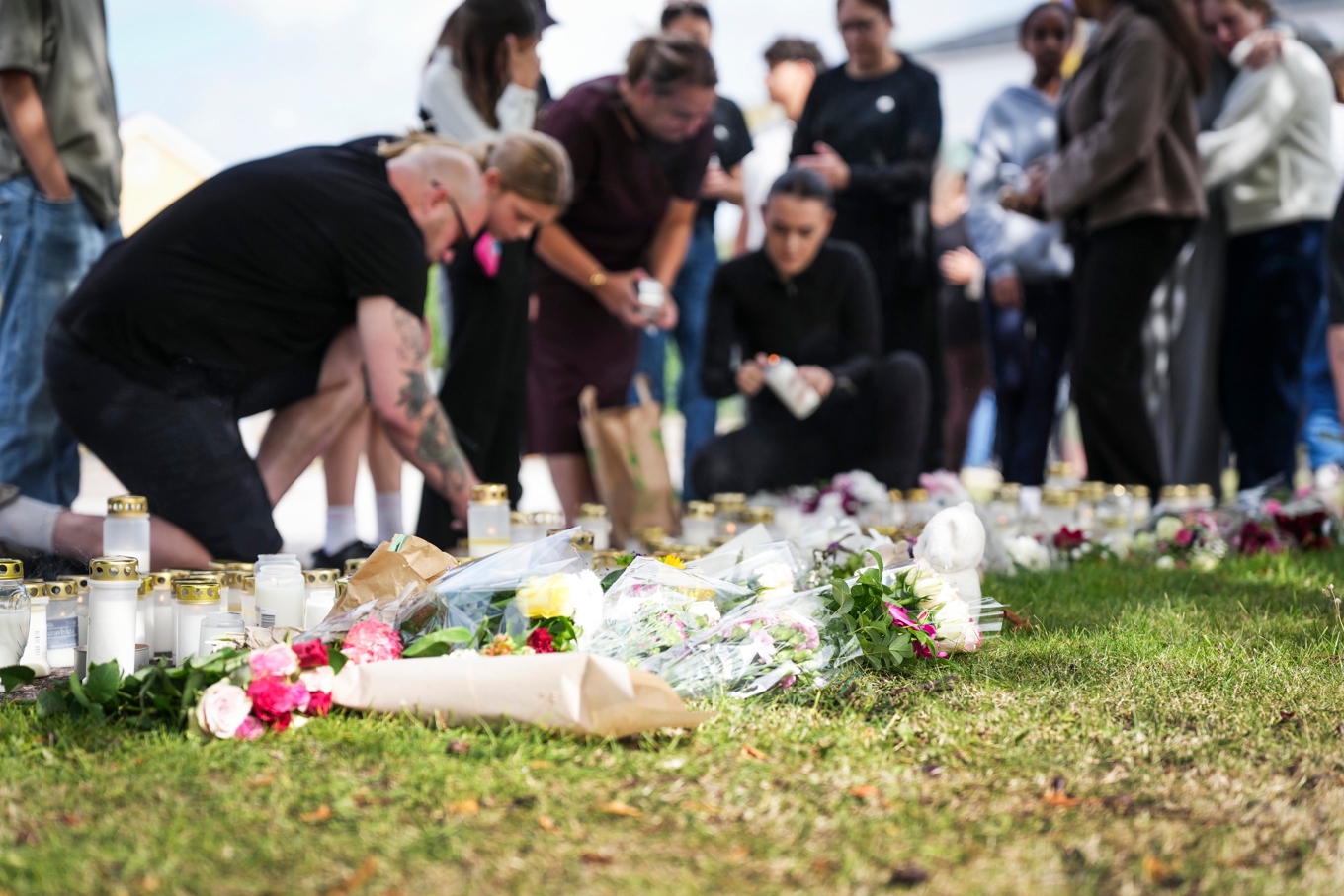 Fagerstabor lämnar blommor och ljus utanför Brinellskolan dagen efter att en 17-årig flicka dödats och flera andra skadats på skolan. Foto: Magnus Lejhall/TT