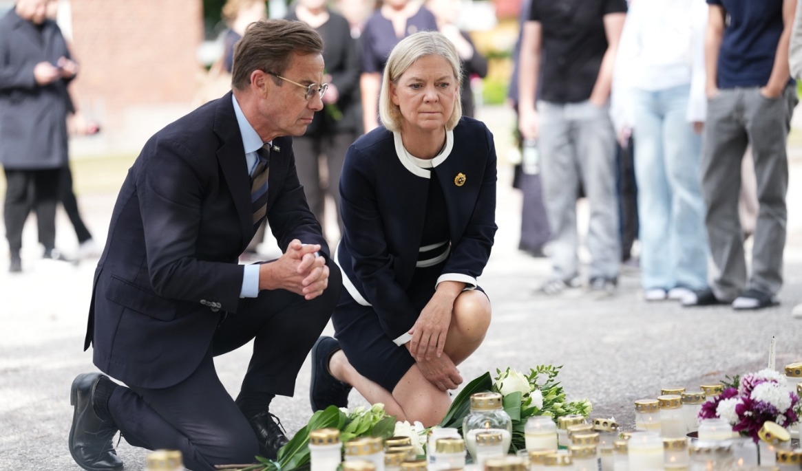 Statsminister Ulf Kristersson (M) och Socialdemokraternas partiledare Magdalena Andersson knäböjde tillsammans vid minnesplatsen i Fagersta. Foto: Magnus Lejhall/TT