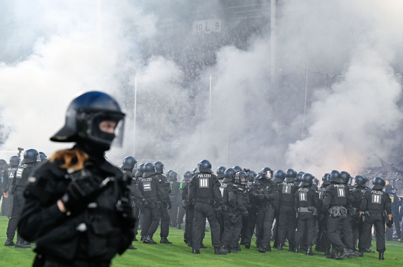 Polis framför Waldhofs läktarsektion. Foto: Uwe Anspach/AP/TT