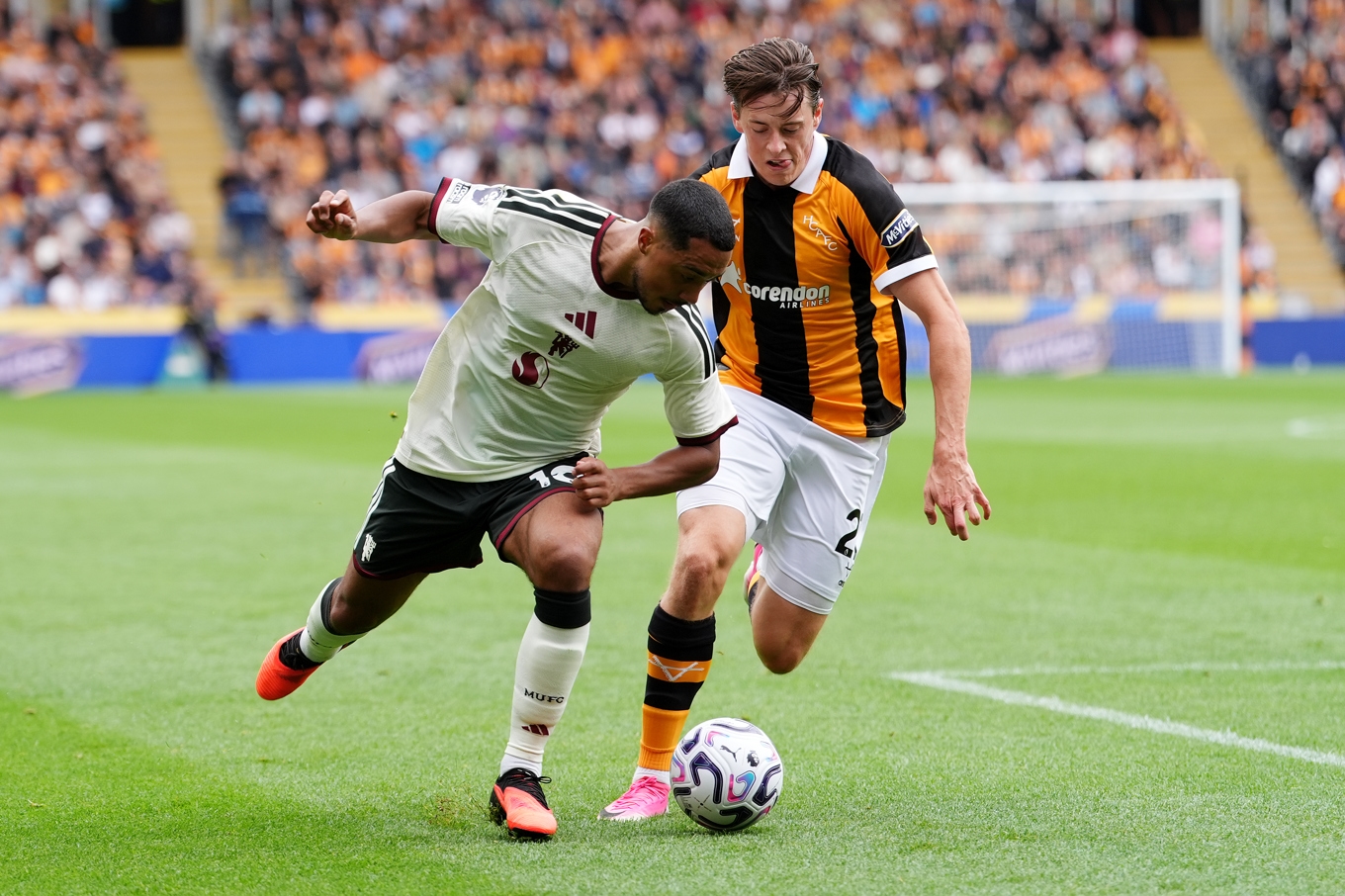 Hulls Elliot Stroud (höger) i Premier League-debuten mot Manchester United. Foto: Annabel Lee-Ellis/AP/TT