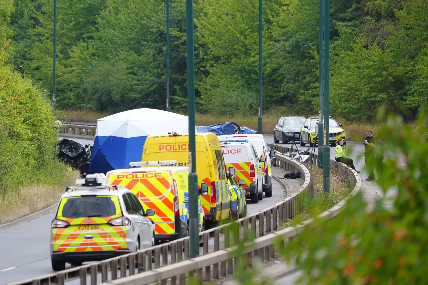 Ett stort antal ambulanser ryckte ut till olycksplatsen utanför Middlesbrough i nordöstra England. Foto: Owen Humphreys/PA via AP/TT