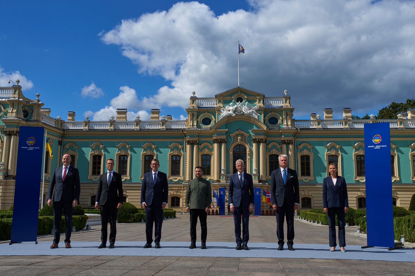 De närvarande baltiska och nordiska ledarna vid mötet med president Volodymyr Zelenskyj: från vänster står Lettlands premiärminister Andris Kulbergs, Finland statsminister Petteri Orpo, Estlands premiärminister Kristen Michal, Ukrainas president Volodymyr Zelenskyj, Norges premiärminister Jonas Gahr Støre, Litauens president Gitanas Nauseda och Danmarks statsminister Mette Frederiksen på söndgaen Foto: Francisco Seco /AP/TT