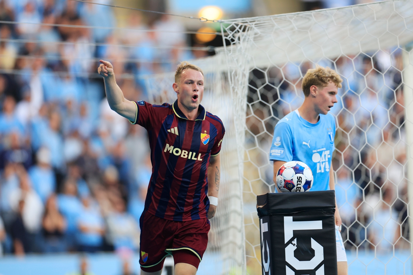 Djurgårdens Kristian Lien firar efter att ha gjort 1–0 i bortamötet med Malmö FF. Foto: Andreas Hillergren/TT