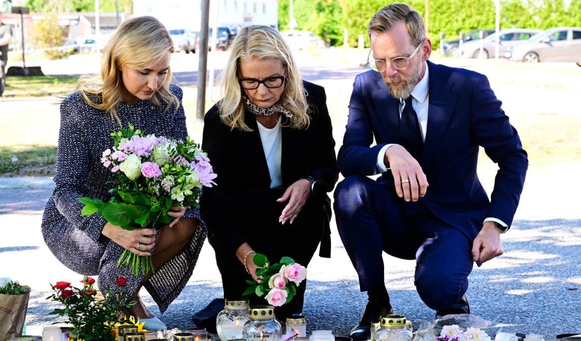 Energi- och näringsminister Ebba Busch (KD), gymnasieminister Lotta Edholm (L) och socialminister Jakob Forssmed (KD) vid minnesplatsen utanför Brinellskolan i Fagersta. Foto: Jonas Ekströmer/TT